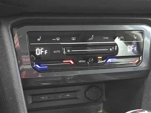 Used 2022 Volkswagen Tiguan SE w/ Panoramic Sunroof Package image 24