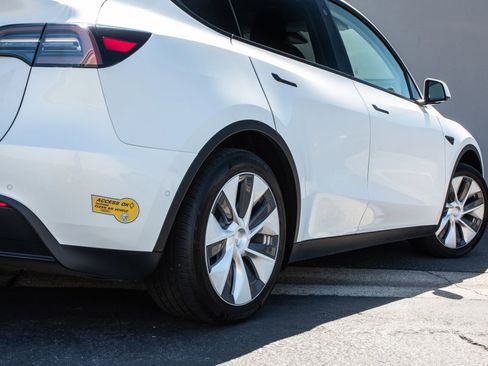 Used 2021 Tesla Model Y Long Range image 25