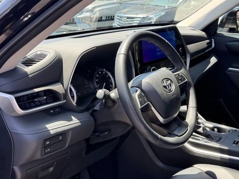 Used 2023 Toyota Highlander XLE FWD image 12