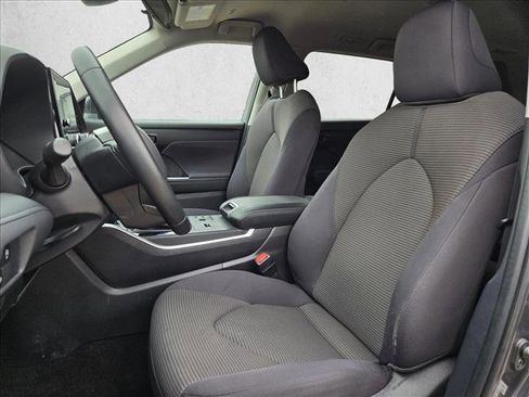 Used 2025 Toyota Highlander LE FWD image 15