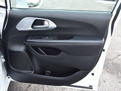 Used 2018 Chrysler Pacifica Touring-L w/ Premium Audio Group image 47