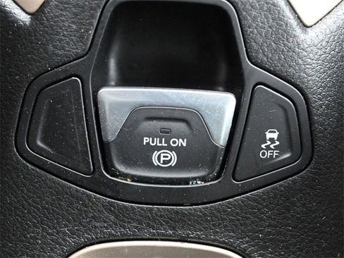 Used 2017 Jeep Renegade Latitude w/ Popular Equipment Group image 26