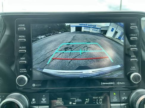 Used 2022 Toyota Highlander XLE AWD/4WD image 25