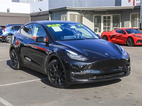 Used 2022 Tesla Model Y Long Range image 2