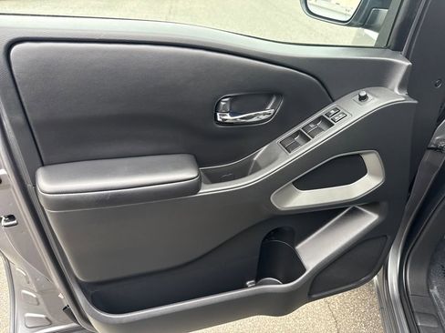 Used 2025 Nissan Frontier SV image 5