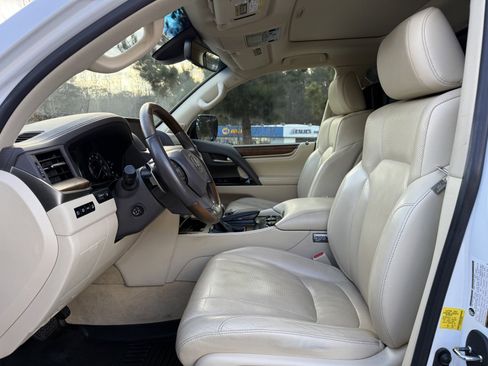 Used 2020 Lexus LX 570 4WD w/ Luxury Package image 36