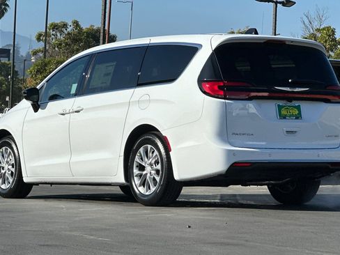 New 2026 Chrysler Pacifica Limited image 7