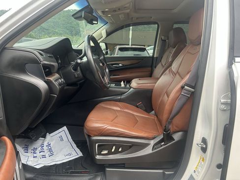 Used 2016 Cadillac Escalade Luxury AWD/4WD image 13