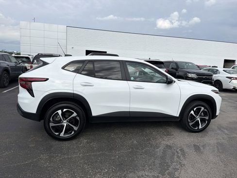 Used 2024 Chevrolet Trax RS w/ Driver Confidence Package FWD image 3