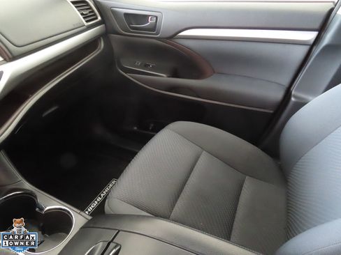 Used 2016 Toyota Highlander LE FWD image 19