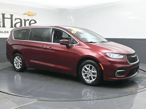 Used 2023 Chrysler Pacifica Touring-L FWD image 6