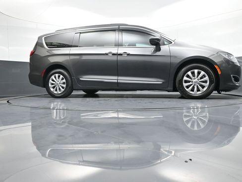 Used 2017 Chrysler Pacifica Touring-L image 29