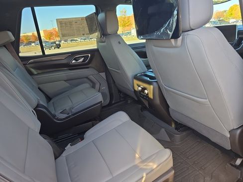 Used 2022 GMC Yukon SLT w/ SLT Premium Package image 11