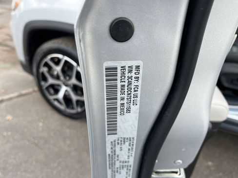 Used 2025 Jeep Compass Limited image 30