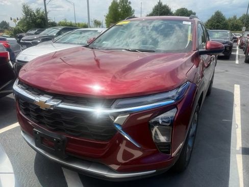 Used 2025 Chevrolet Trax LT w/ LT Convenience Package FWD image 1