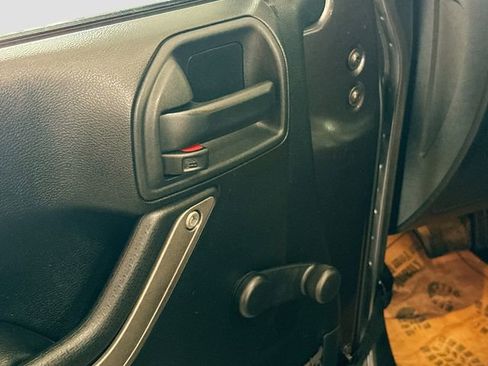 Used 2018 Jeep Wrangler Unlimited Sport w/ Connectivity Group AWD/4WD image 15