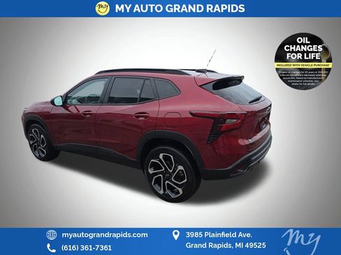 Used 2025 Chevrolet Trax RS FWD image 5