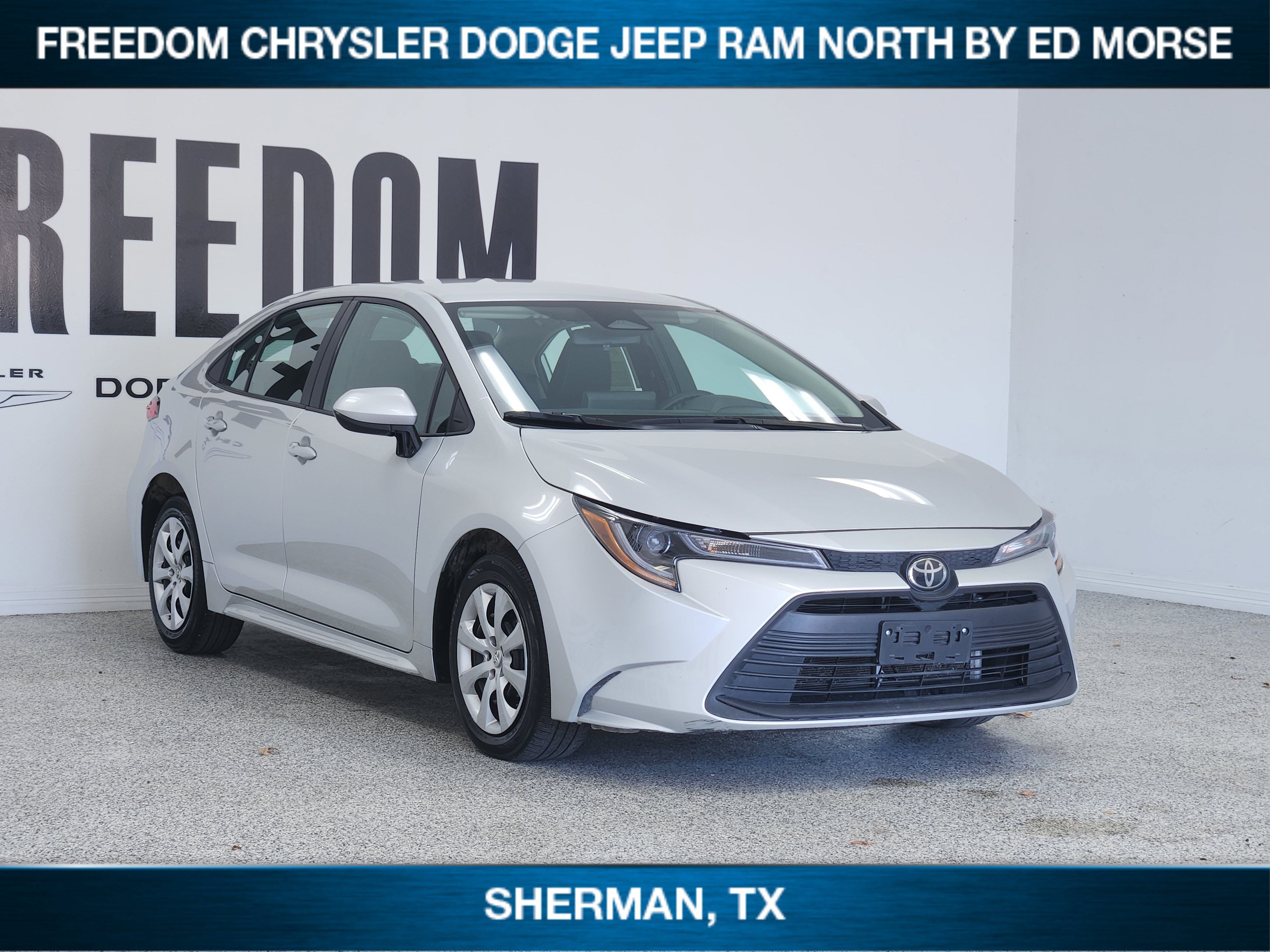 Used 2025 Toyota Corolla LE FWD image 2