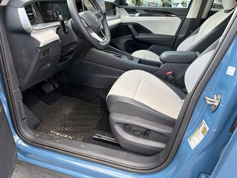 Used 2025 Volkswagen Tiguan SE image 9