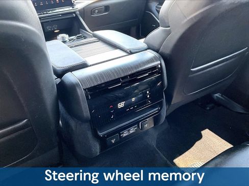 Used 2024 Jeep Wagoneer Series III AWD/4WD image 13