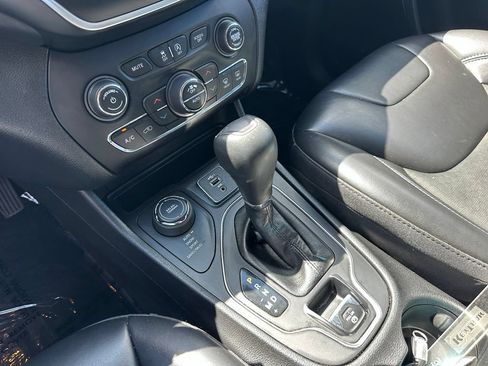 Used 2020 Jeep Cherokee Latitude Plus w/ Comfort/Convenience Group AWD/4WD image 32