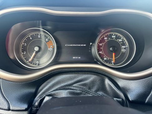 Used 2017 Jeep Cherokee Limited AWD/4WD image 11