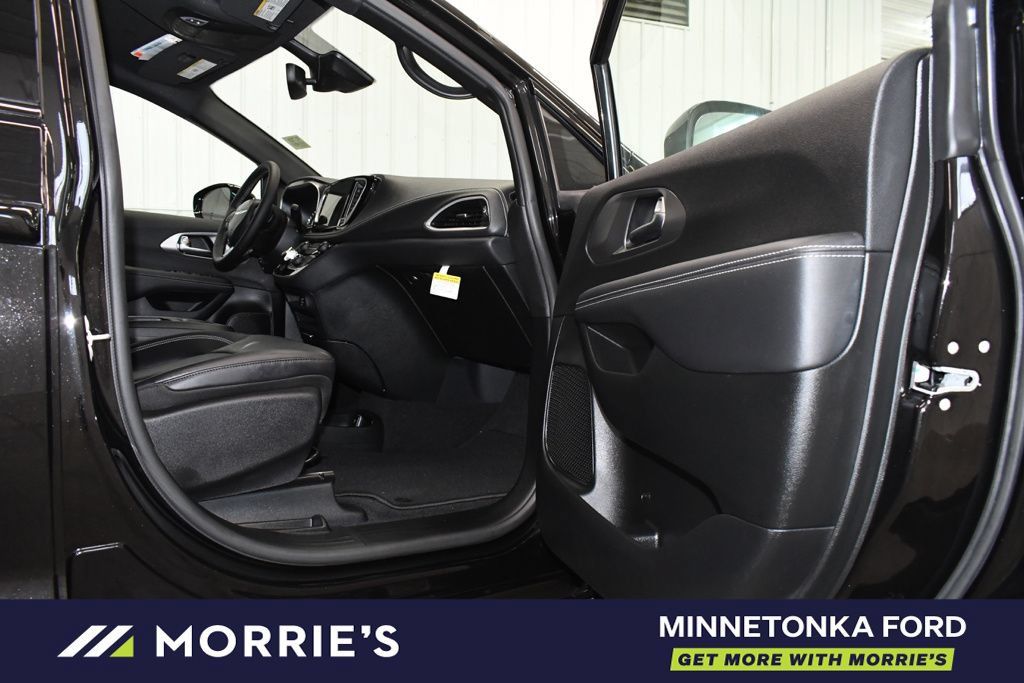 Used 2026 Chrysler Pacifica Select w/ S Appearance Package FWD image 20