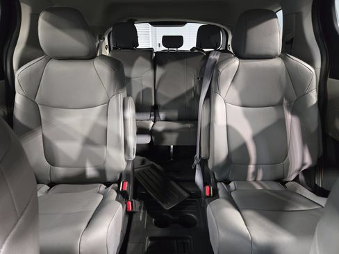 Used 2023 Toyota Sienna XLE FWD image 13