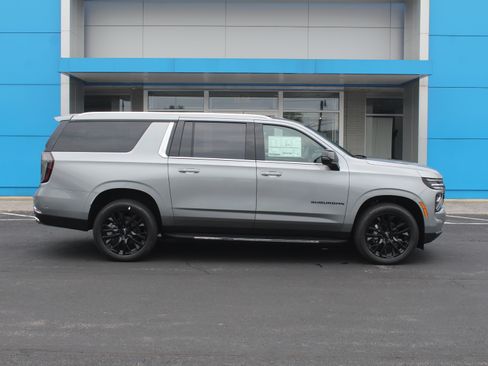 New 2026 Chevrolet Suburban Premier AWD/4WD image 3
