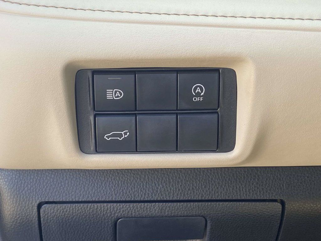 Used 2024 Toyota Highlander XLE FWD image 29
