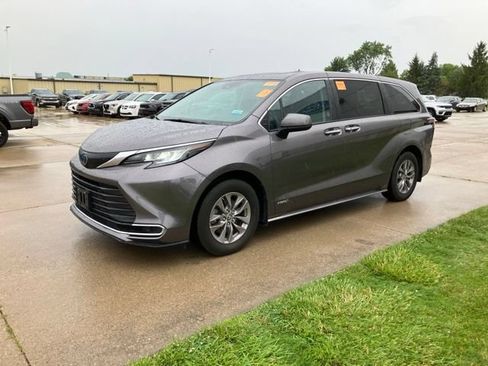Used 2021 Toyota Sienna LE AWD/4WD image 7