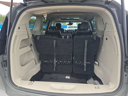 Used 2023 Chrysler Pacifica Limited FWD image 8
