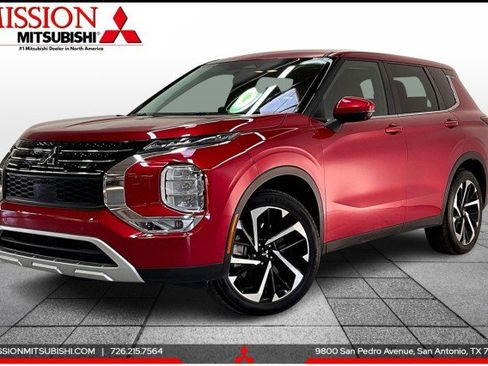 Used 2023 Mitsubishi Outlander SE image 1