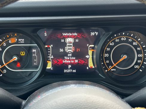 Used 2025 Jeep Wrangler Sahara image 39