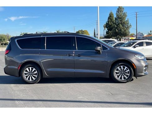 Used 2021 Chrysler Pacifica Touring w/ Uconnect Theater Family Group image 7
