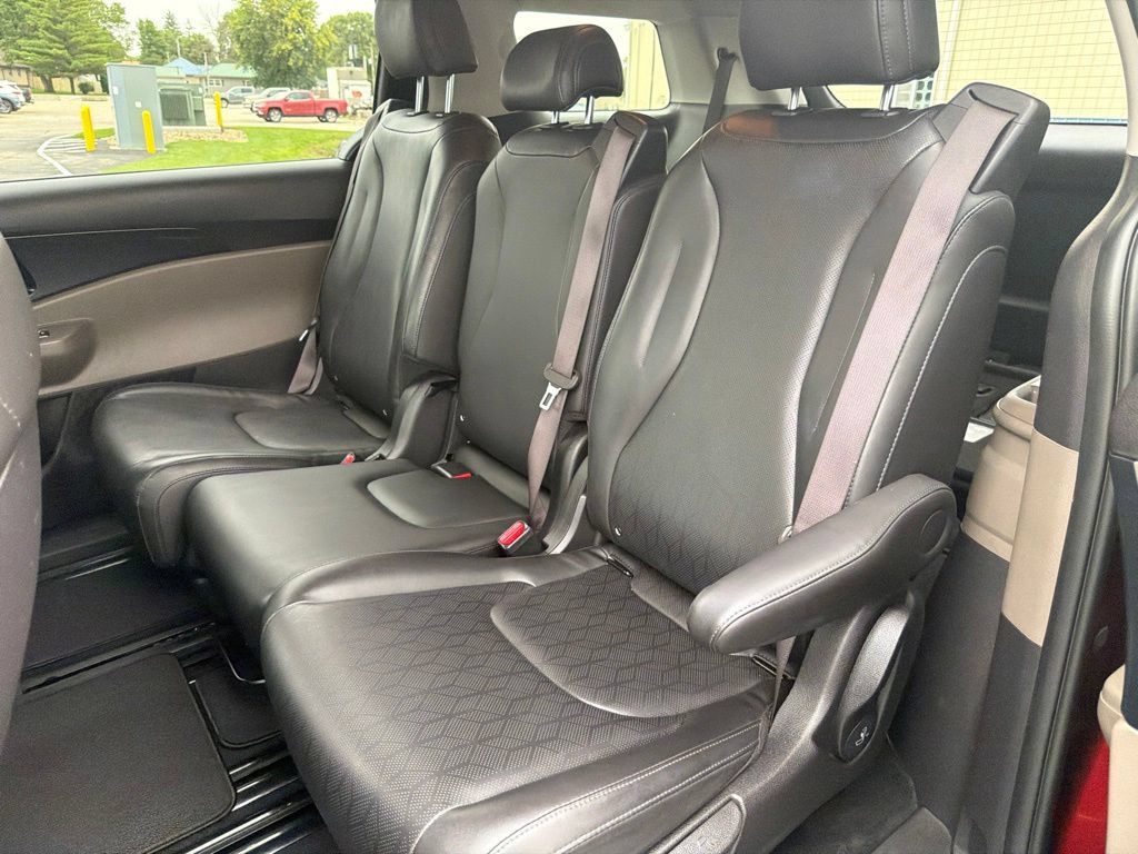 Used 2025 Kia Carnival FWD image 13
