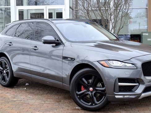 Used 2018 Jaguar F-PACE R-Sport image 3