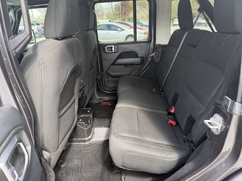 Used 2018 Jeep Wrangler Unlimited Sahara AWD/4WD image 12