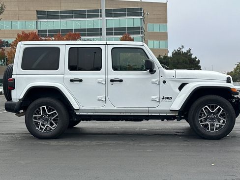 Used 2025 Jeep Wrangler Sahara image 3