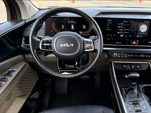Used 2025 Kia Carnival FWD image 6