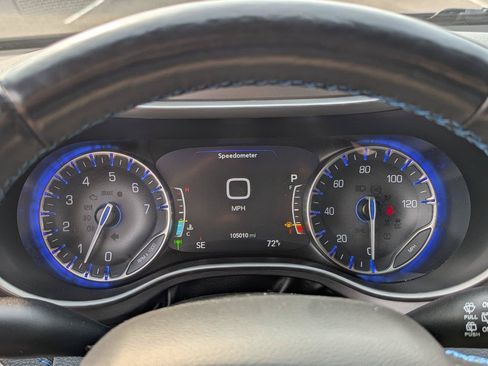 Used 2021 Chrysler Pacifica Touring-L w/ Uconnect Theater Family Group AWD/4WD image 14