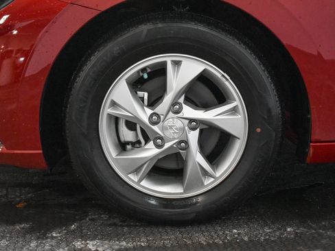 Used 2023 Hyundai Elantra SE w/ Preferred Accessory Package image 9