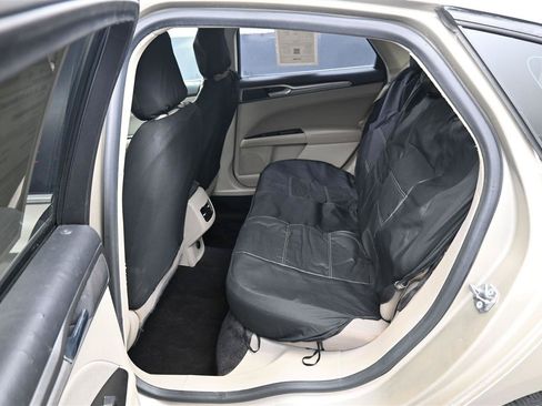 Used 2017 Ford Fusion SE w/ Fusion SE Technology Package FWD image 10
