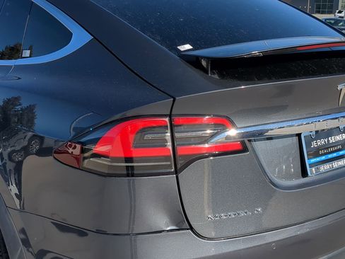 Used 2018 Tesla Model X 75D image 11