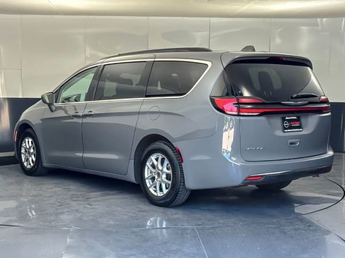 Used 2022 Chrysler Pacifica Touring-L FWD image 5