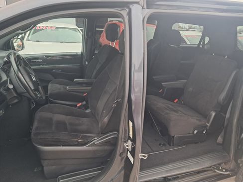 Used 2014 Dodge Grand Caravan SE image 3