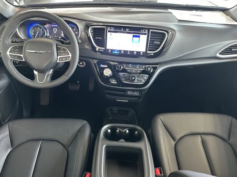 New 2025 Chrysler Voyager LX image 13