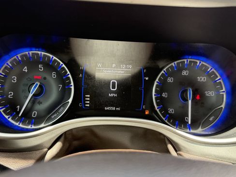 Used 2019 Chrysler Pacifica Touring-L FWD image 30