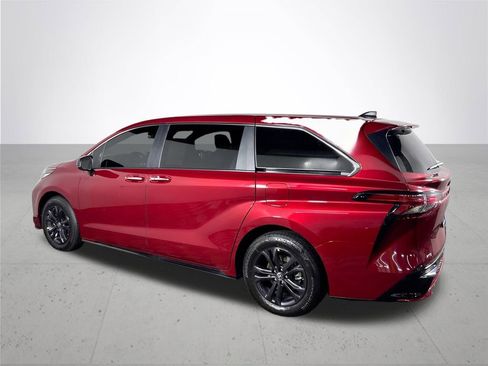 Used 2024 Toyota Sienna XSE image 8