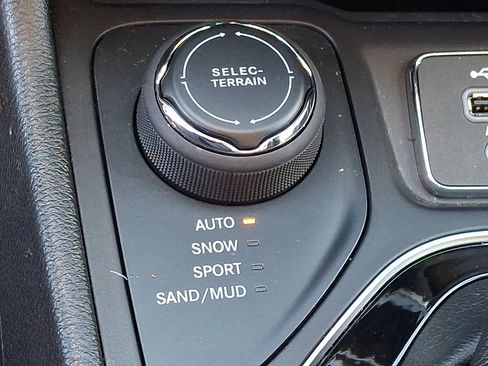 Used 2019 Jeep Cherokee Limited image 24